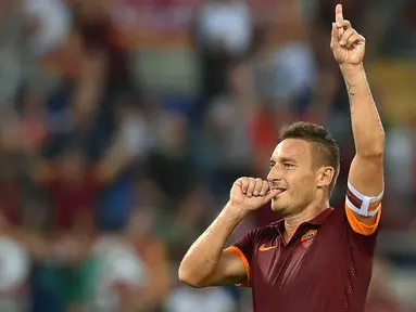 Kapten AS Roma, Francesco Totti, merayakan gol yang dicetaknya ke gawang Chievo pada laga Serie A di Stadion Olimpico, Roma, Sabtu (18/10/2014). (EPA/Ettore Ferrari)
