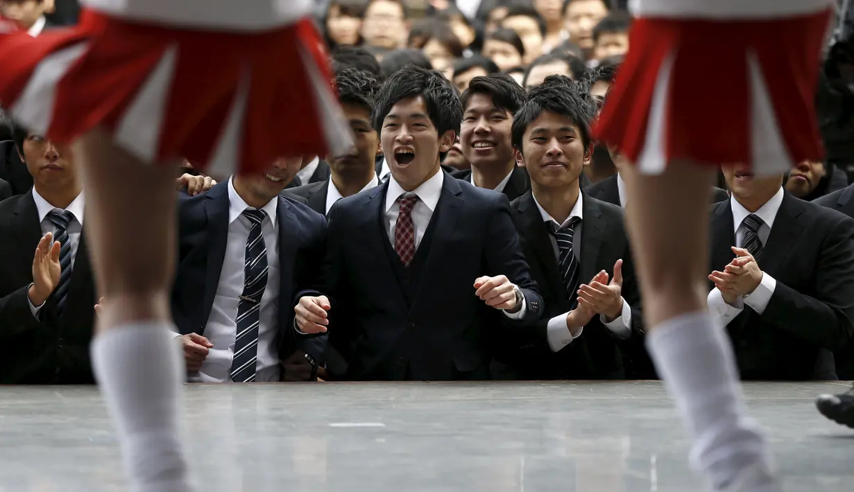 Mahasiswa Jepang bergoyang mengikuti pemandu sorak sebelum mengikuti acara kerja di sebuah teater terbuka di Tokyo (25/2). Tujuan acara ini mendorong semangat sekolah dan mahasiswa sebelum mencari kerja. (REUTERS/Issei Kato)