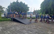 Meriah! HUT ke-80 Sri Sultan HB X, Lurah & Perangkat Desa se-DIY Jalan Kaki Beri Kado Aneka Hasil Bumi