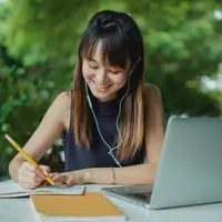 ilustrasi perempuan bekerja/Photo by Zen Chung from Pexels