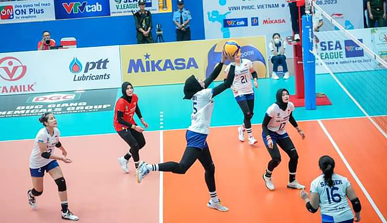 <p>Pemain Timnas bola voli putri Indonesia, Hany Budiarti (tengah) berusaha mengembalikan bola saat menghadapi Vietnam pada laga putaran pertama SEA V League 2023 di Vinh Phuc Gymnasium, Hanoi, Vietnam, Sabtu (5/8/2023). Indonesia kalah 1-3 (20-25, 17-25, 25-23, 18-25) dari Vietnam. (Dok. SEA V League 2023)</p>