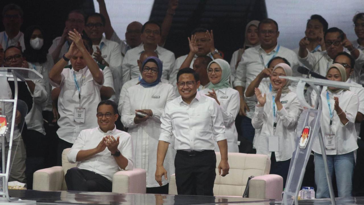 "Tenang Pak Gibran, semua ada etikanya termasuk kita diskusi di sini bukan tebak-tebakan definisi, tebak-tebakan singkatan. Kita levelnya adalah policy dan kebijakan. Prinsipnya sederhana semua kembali kepada etika Pak Gibran," Kata Cak Imin.<br>