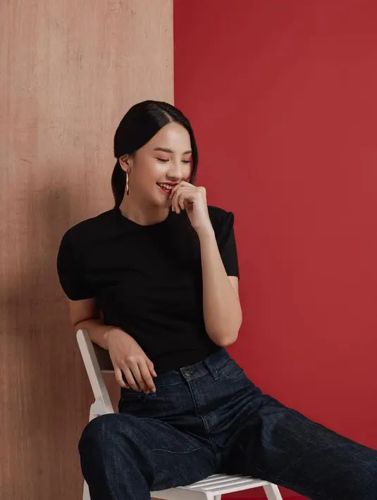 "Makanya kalau pacaran jangan lebay deh, ujung-ujungnya nyesel sendiri, sumpah. Mau berkata apa, memberikan apa, ntar nyesel sendiri. Kecuali udah jadi suami. Gue dulu, ah lu jangan kayak gue deh guys," tutur Anya Geraldine. (Instagram/anyageraldine)