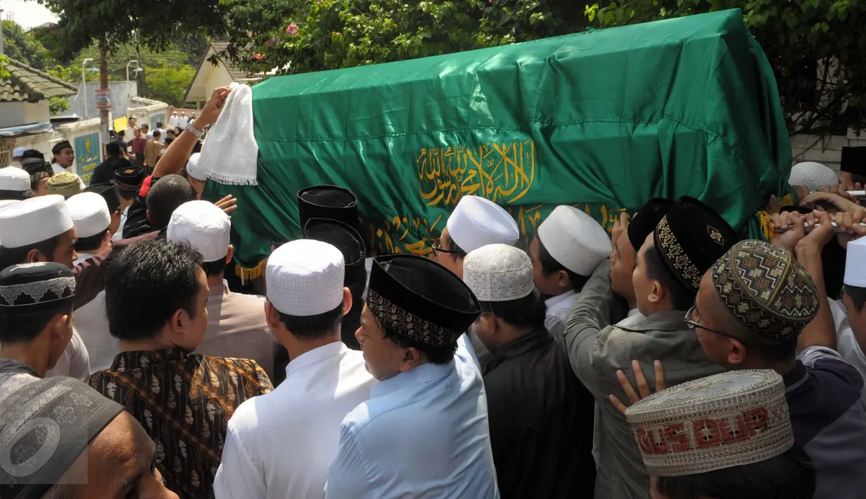 Jenazah mantan Imam Besar Masjid Istiqlal, Ali Mustafa Yaqub  dibawa menuju rumah duka di Pisangan Barat, Ciputat, Tangsel, Kamis (28/4). Rencananya, Ali Mustafa akan dimakamkan setelah zuhur di kompleks pesantren Darus-Sunnah (Liputan6.com/Helmi Afandi)