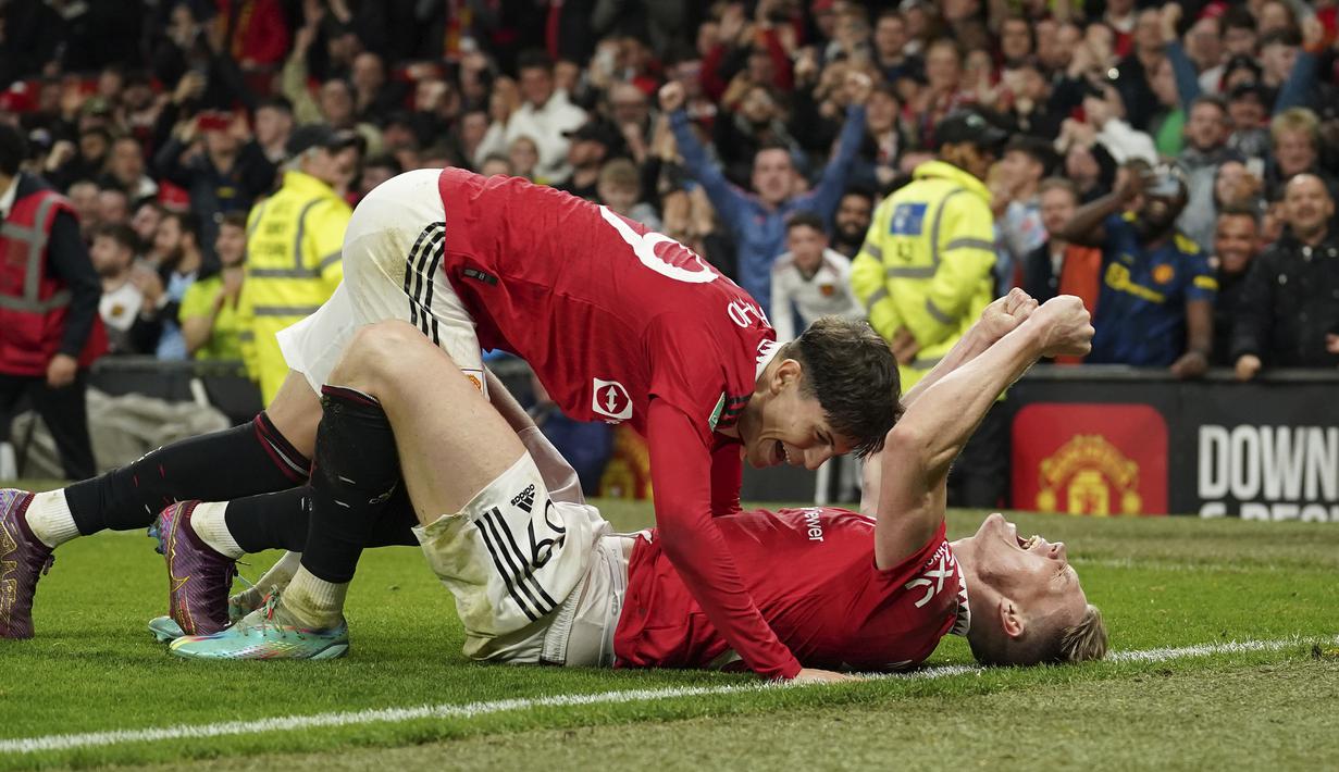 Manchester United memantapkan keunggulannya menjadi 4-2 lewat gol di masa injury time yang dicetak Scott McTominay. Hingga laga usai skor 4-2 tetap bertahan dan membawa MU lolos ke babak keempat Carabao Cup 2022/2023 untuk berjumpa tim Championship Burnley. (AP/Dave Thompson)