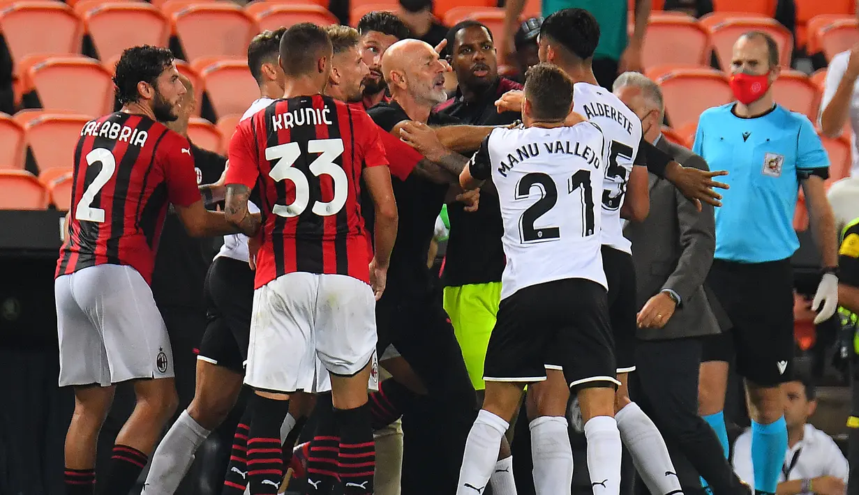 Para pemain berdebat selama pertandingan sepak bola persahabatan antara Valencia dan AC Milan di Stadion Mestalla di Valencia (4/8/2021). Bermain imbang 0-0 di waktu normal, AC Milan kalah atas Valencia lewat adu penalti 5-3. (AFP/Jose Jordan)