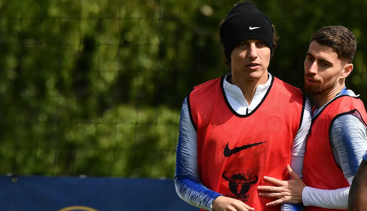 Bek Chelsea, David Luiz (kiri) dan gelandang Jorginho melakukan pemanasan selama latihan di Chelsea Training Ground, di Cobham, Surrey (22/5/2019). Chelsea akan bertanding melawan Arsenal pada babak Final Liga Europa pada 29  Mei di Baki Olimpiya Stadionu. (AFP Photo/Ben Stansall)