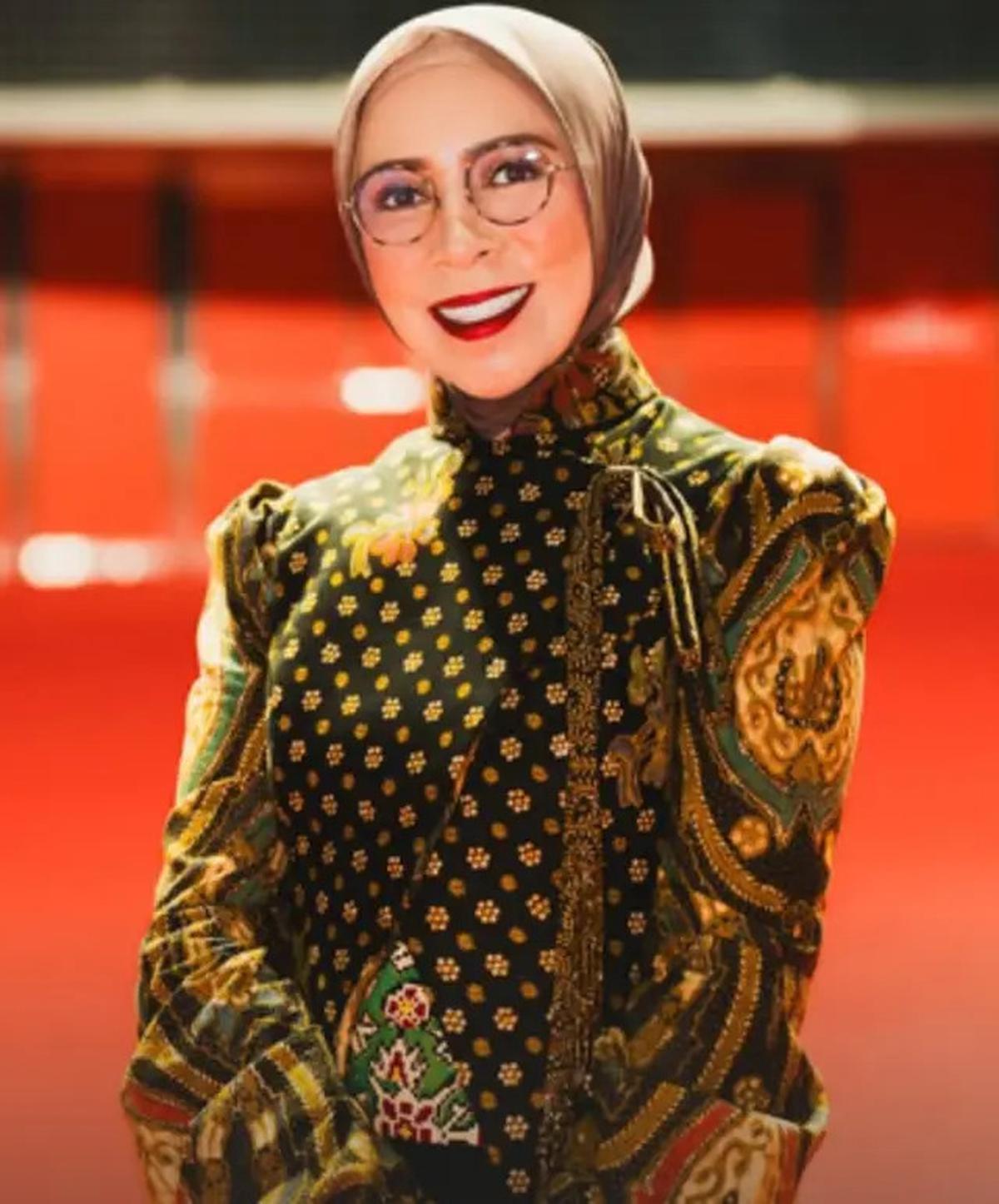 7 Inspirasi Batik Klasik ala Artis yang Kini Jadi Ibu Pejabat, Tampil Stylish dan Profesional