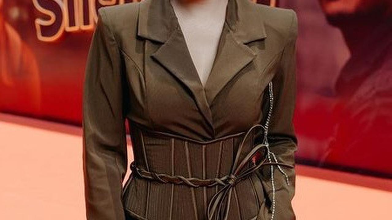 Di acara press screening, Sherina tampil dengan busana cukup tomboi. Perempuan kelahiran Bandung, 11 Juni 1990 ini mengenakan setelan formal berwarna coklat dengan torso berwarna senada.
