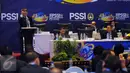 Perwakilan FIFA, Primo Corvaro memberikan masukan saat Kongres Luar Biasa PSSI di Jakarta, Rabu (3/8). Kongres menetapkan enam agenda utama pada KLB PSSI mendatang, diantaranya Pemilihan Anggota Komite Eksekutif Baru. (Liputan6.com/Helmi Fithriansyah)