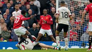 Kobbie Mainoo dari Manchester United, kiri, mencetak gol ketiga timnya selama pertandingan Liga Inggris antara Manchester United dan Liverpool di Manchester, Inggris, Minggu, 3 Mei 2026. (AP Photo/Dave Thompson)
