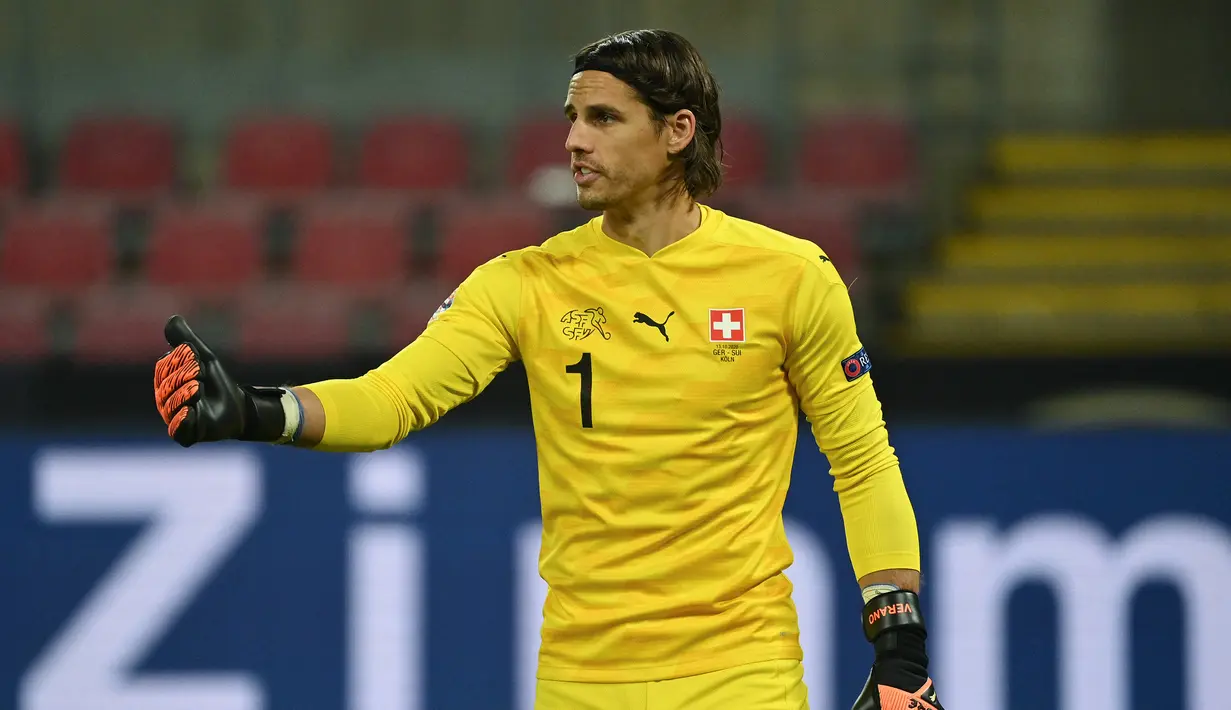 Yann Sommer. Kiper Timnas Swiss berusia 32 tahun ini telah mengoleksi 61 caps internasional. Sejak debutnya pada Mei 2012 ia sudah membukukan 25 clean sheet. Pada musim ini bersama Moenchengladbach telah bermain dalam 31 laga di Liga Jerman dengan mencetak 7 clean sheet. (Foto: AFP/Ina Fassbender)