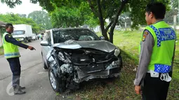 Kondisi mobil Honda HRV milik Rakha Widyarma, di Pull WK Polres Soetta, Kota Tangerang, Kamis (10/3). Mobil yang dikemudikan anak Gubernur Banten Rano Karno itu menabrak taksi dan sebuah sepeda motor di Perimeter Utara.  (Liputan6.com/Faisal R Syam)