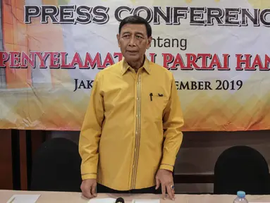 Ketua Dewan Pembina Partai Hanura Wiranto memberikan penjelasan saat menggelar preskon terkait kisruh Partai Hanura di Jakarta, Rabu (18/12/2019). Dalam penjelasannya, Wiranto menyatakan mundur dari Pembina Partai Hanura demi menghindari konflik dengan pengurus Partai. (Liputan6.com/Faizal Fanani)