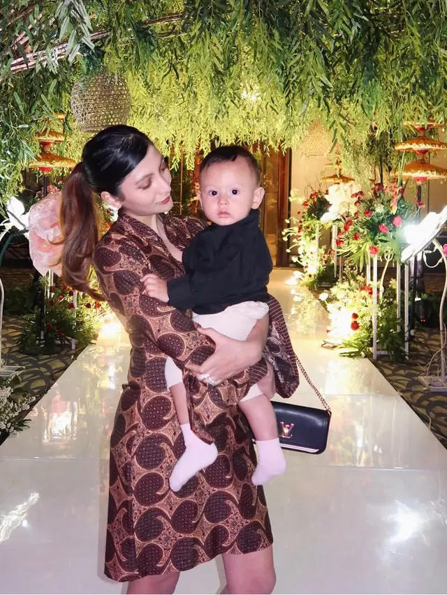 Publik Figure Kenakan Wastra Nusantara saat Hadir Ulang Tahun Mewah Ria Ricis dan Moana.