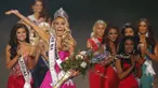 Olivia Jordan dari Oklahoma usai dinobatkan sebagai Miss USA 2015 setelah memenangkan kontes kecantikan tersebut di Baton Rouge, Louisiana, Minggu (12/7/2015). (REUTERS/Adrees Latif)