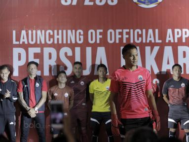 Aksi Andritany Ardhiyasa bergaya di Catwalk menggunakan jersey  terbaru pada Launching Official Apparel di Springhill, Kemayoran, Jakarta (2/2/2018). Specs resmi menjadi partner apparel untuk Persija Jakarta. (Bola.com/Nick Hanoatubun)