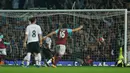 Pemain West Ham, Michail Antonio, mencetak gol ke gawang MU dalam laga Premier League di Boleyn Ground, Rabu (11/5/2016) dini hari WIB. (Reuters/Eddie Keogh)