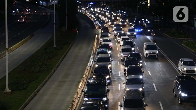 Sejumlah kendaraan terjebak kepadatan arus lalu lintas di Jalan Jenderal Sudirman, Jakarta, Rabu (27/5/2020). Empat provinsi di Indonesia termasuk DKI Jakarta akan mulai melakukan persiapan menuju new normal atau tatanan kehidupan baru menghadapi COVID-19. (Liputan6.com/Helmi Fithriansyah)