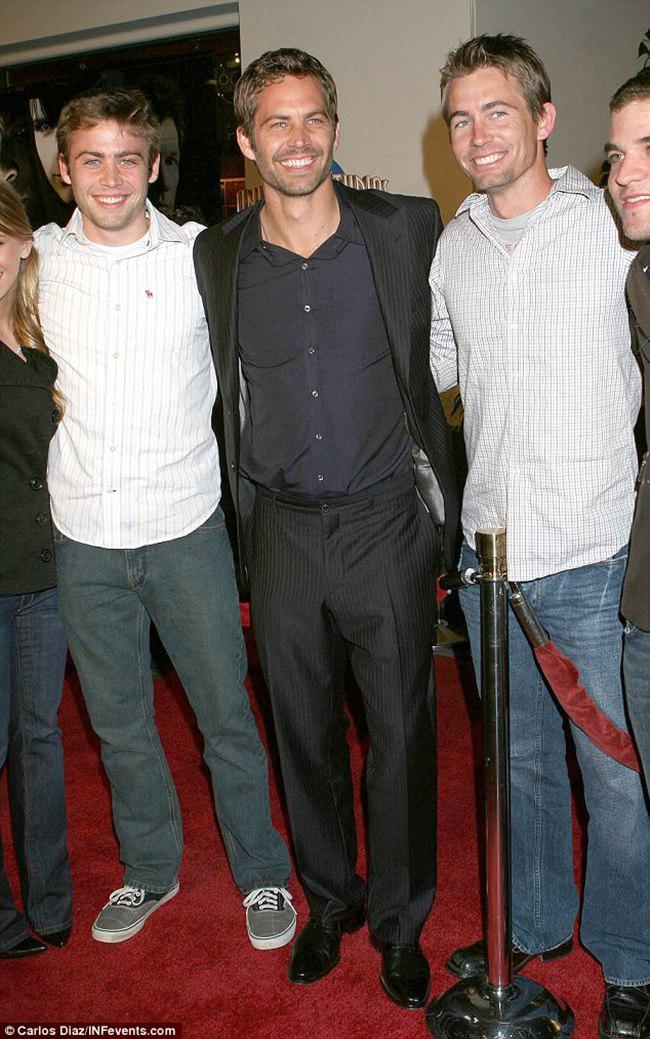 Paul, (tengah) bersama adiknya Cody, (kiri) dan Caleb, (kanan) saat premier Fast &amp; Furious tahun 2009 | foto: copyright dailymail.co.uk