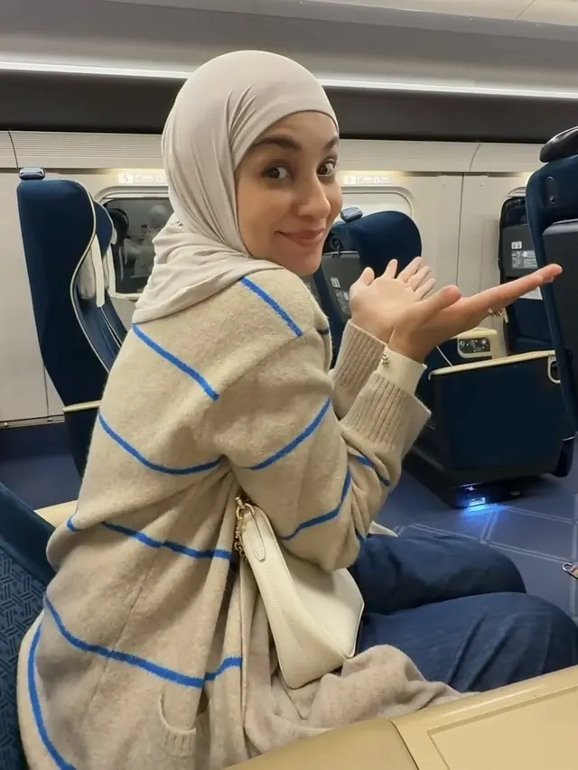 Shireen Sungkar liburan ke Jepang dengan baju hangat. [@shireensungkar]