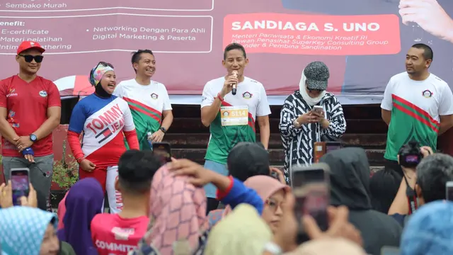Menteri Pariwisata dan Ekonomi Kreatif (Menparekraf) Sandiaga Salahuddin Uno saat menghadiri bazar sembako murah di Stadion GOR Agus Salim, Kecamatan Padang Barat, Kota Padang, Sabtu (9/9/2023).