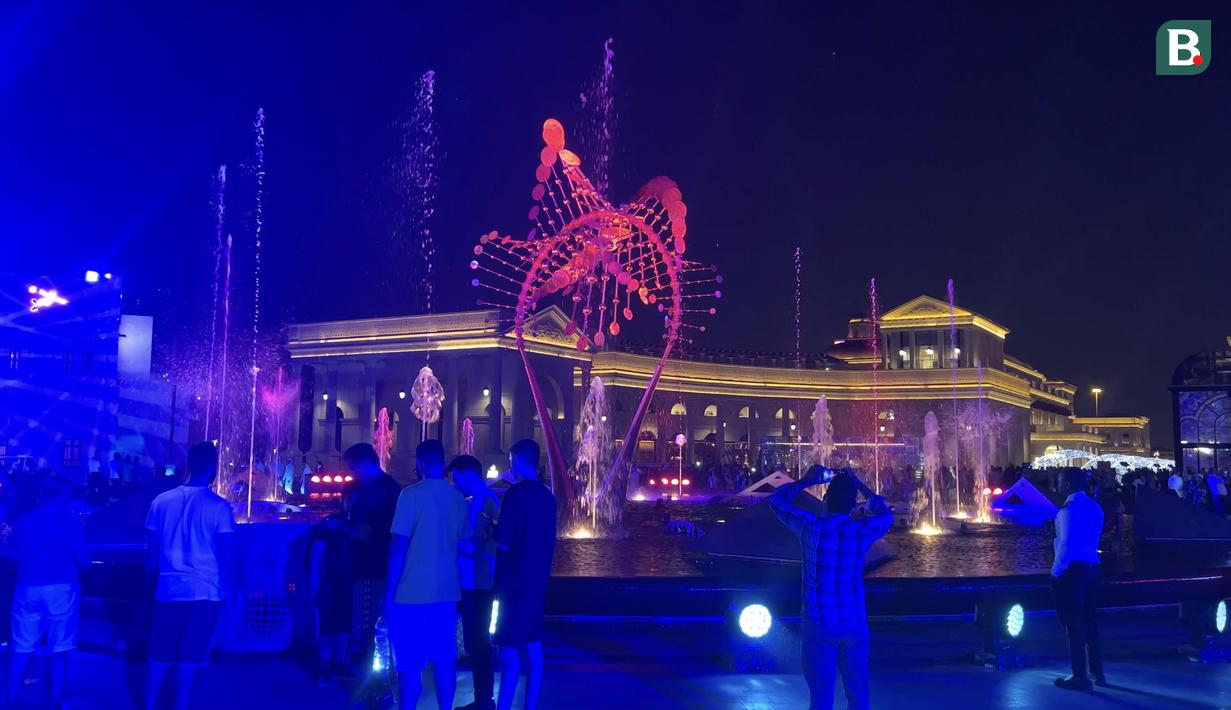 Air mancur menari menjadi salah satu atraksi paling ditunggu oleh para pengunjung yang hadir. Pertunjukkan yang menggabungkan pertunjukkan lighting, air mancur, dan juga musik. (Bola.com/Ade Yusuf Satria)