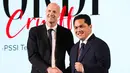 Jordi Cruyff (kiri) bersama Erick Thohir (kiri) dalam acara perkenalan dirinya sebagai penasihat teknik PSSI di Hotel Mulia Senayan, Jakarta, Selasa (11/3/2025) sore. (Bola.com/Abdul Aziz)