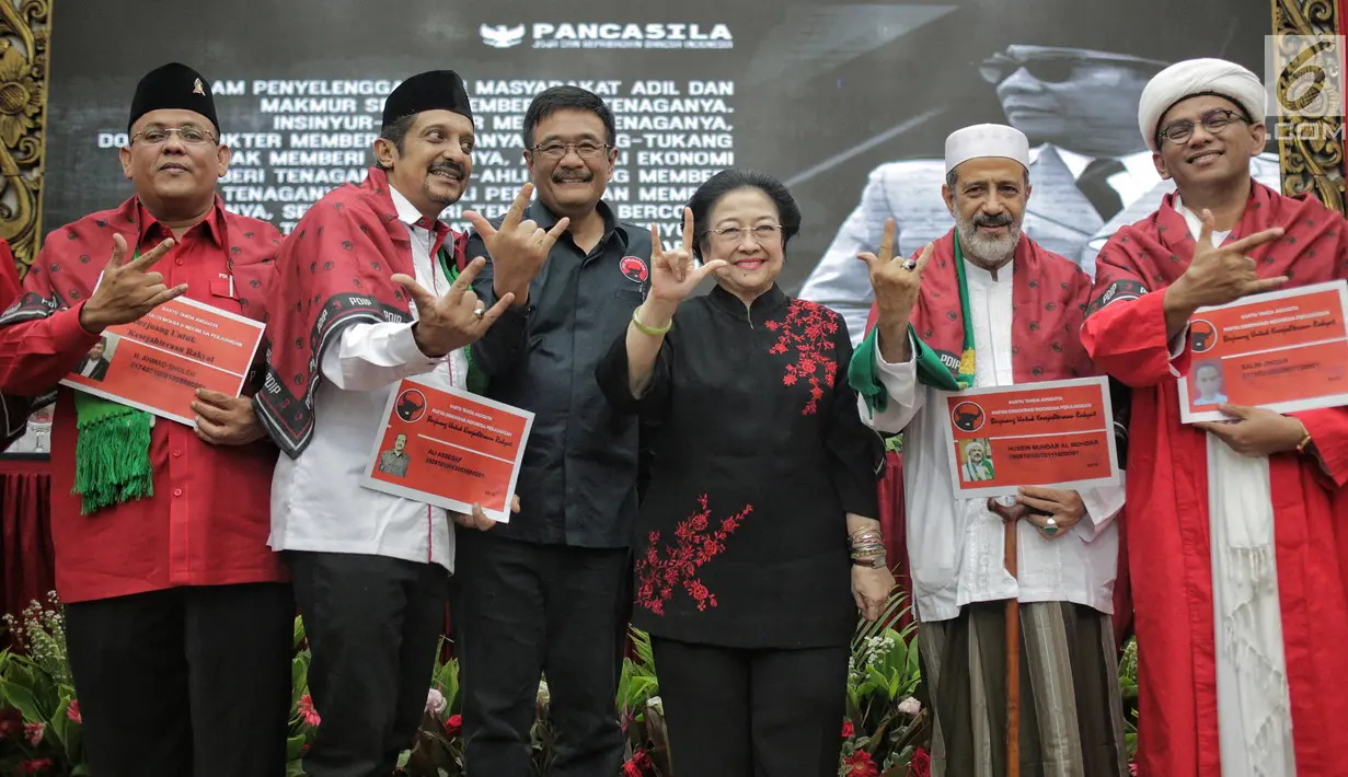Ketua Umum PDIP Megawati Soekarnoputri foto bersama tokoh agama dan purnawirawan TNI-Polri usai penyerahan KTA PDIP di Jakarta, Selasa (2/4). Megawati menyerahkan KTA PDIP kepada tokoh agama, purnawirawan TNI-Polri, dan akademisi yang menyatakan bergabung dengan PDIP. (Liputan6.com/Faizal Fanani)