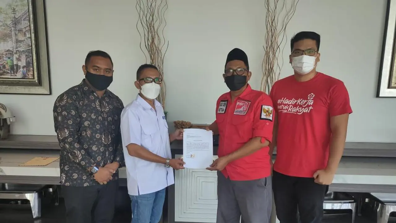 Dino Wijaya beserta Ketua DPW PSI Jatim Moh Teguh Cahyadin (Istimewa)