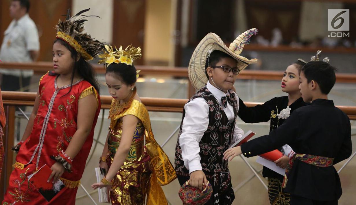 PHOTO Ratusan Anak  Kenakan Baju  Adat Ramaikan Festival 
