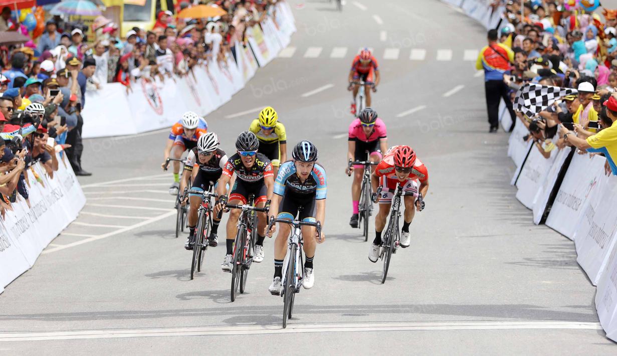 Para pebalap melewati garis finis pada Etape 6 Tour de Singkarak 2016 di Sawahlunto, Sumatera Barat, Kamis (11/8/2016). (Bola.com/Nicklas Hanoatubun)