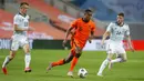 Pemain Belanda Ryan Gravenberch (tengah) berlari dengan bola pada pertandingan persahabatan melawan Skotlandia di Stadion Algarve, luar Faro, Portugal, Rabu (2/6/2021). Pertandingan berakhir imbang 2-2. (AP Photo/Miguel Morenatti)