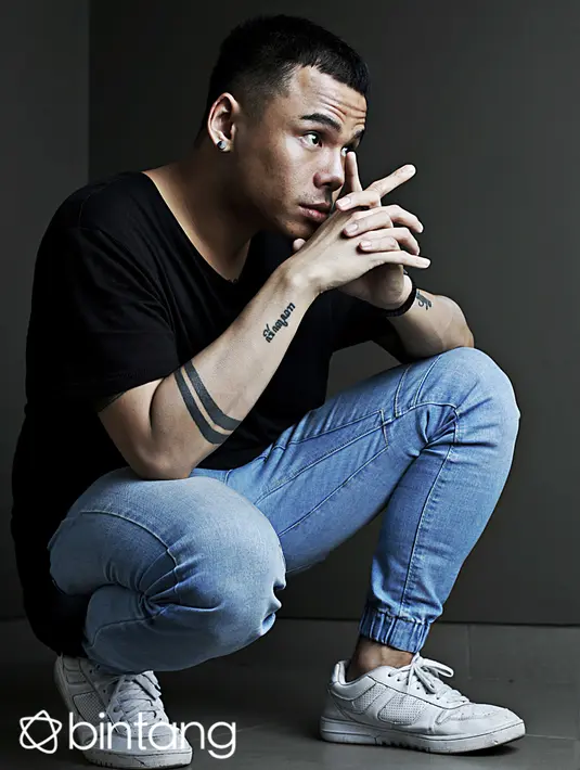 Penyanyi 27 tahun ini mengambil tema yang lebih realistis dan juga sebagian dari pengalaman pribadinya. Tak hanya suka sama suka, Teza menampilkan selingkuh dan juga ‘one night stand’ dari perspektif cinta yang luas. (Galih W. Satria/Bintang.com)