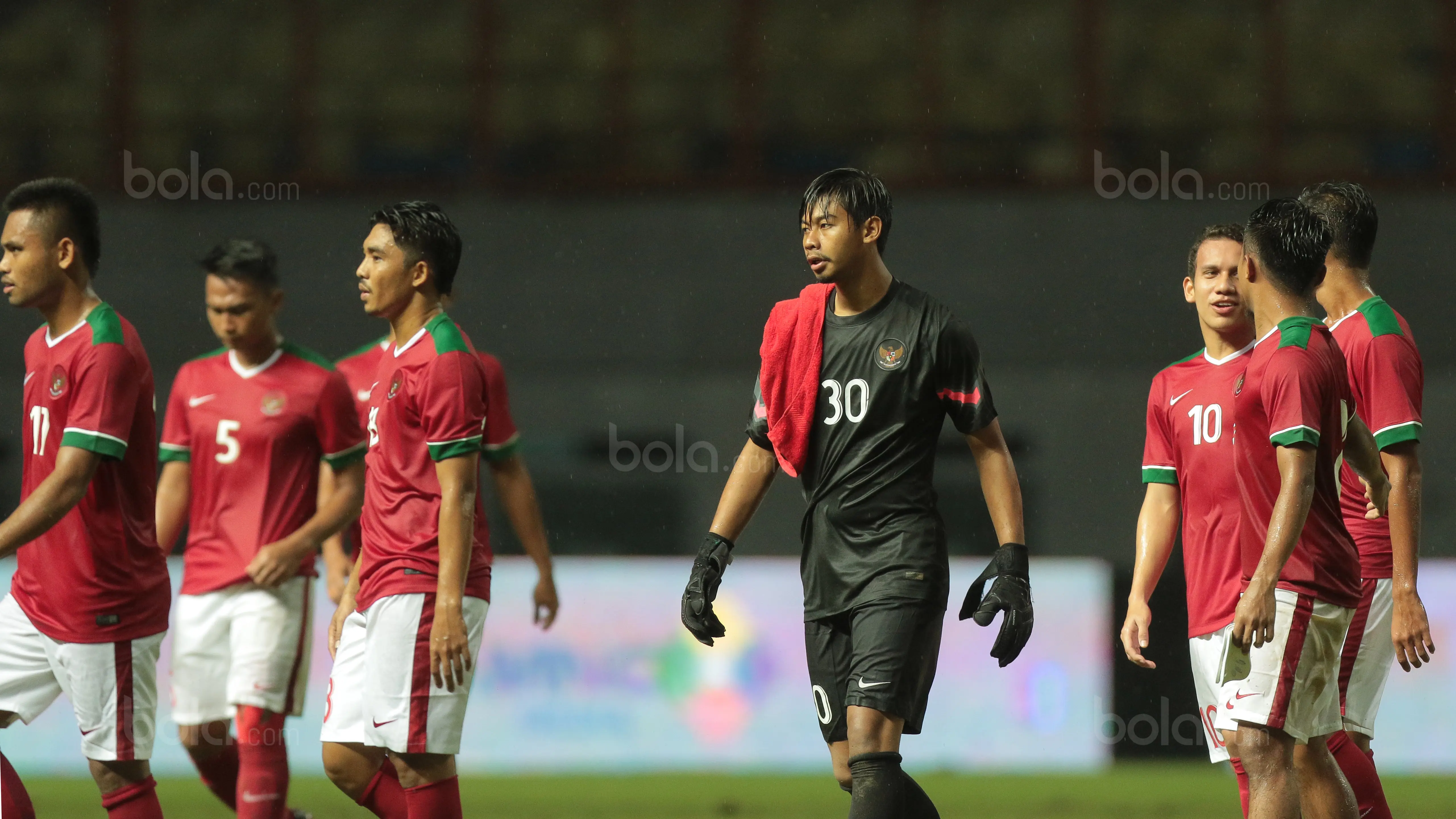 Para pemain Timnas Indonesia U-23 saat melawan Suriah U-23 pada laga persahabatan di Stadion Wibawa Mukti, Bekasi, Rabu (16/11/2017). Indonesia kalah 2-3. (Bola.com/NIcklas Hanoatubun)