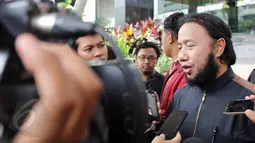 Ustad Haryono saat memberi keterangan di Gedung KPK, Jakarta, Senin (8/6/2015). Haryono diperiksa sebagai saksi kasus dugaan pemerasan dalam pengadaan alat kesehatan di Pemprov Banten dengan tersangka Ratu Atut. (Liputan6.com/Helmi Afandi)