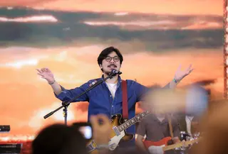 Bilal Indrajaya menutup FIMELA Day dengan lagu hit “Niscaya”. [Dok/Fimela/Daniel Kampua].