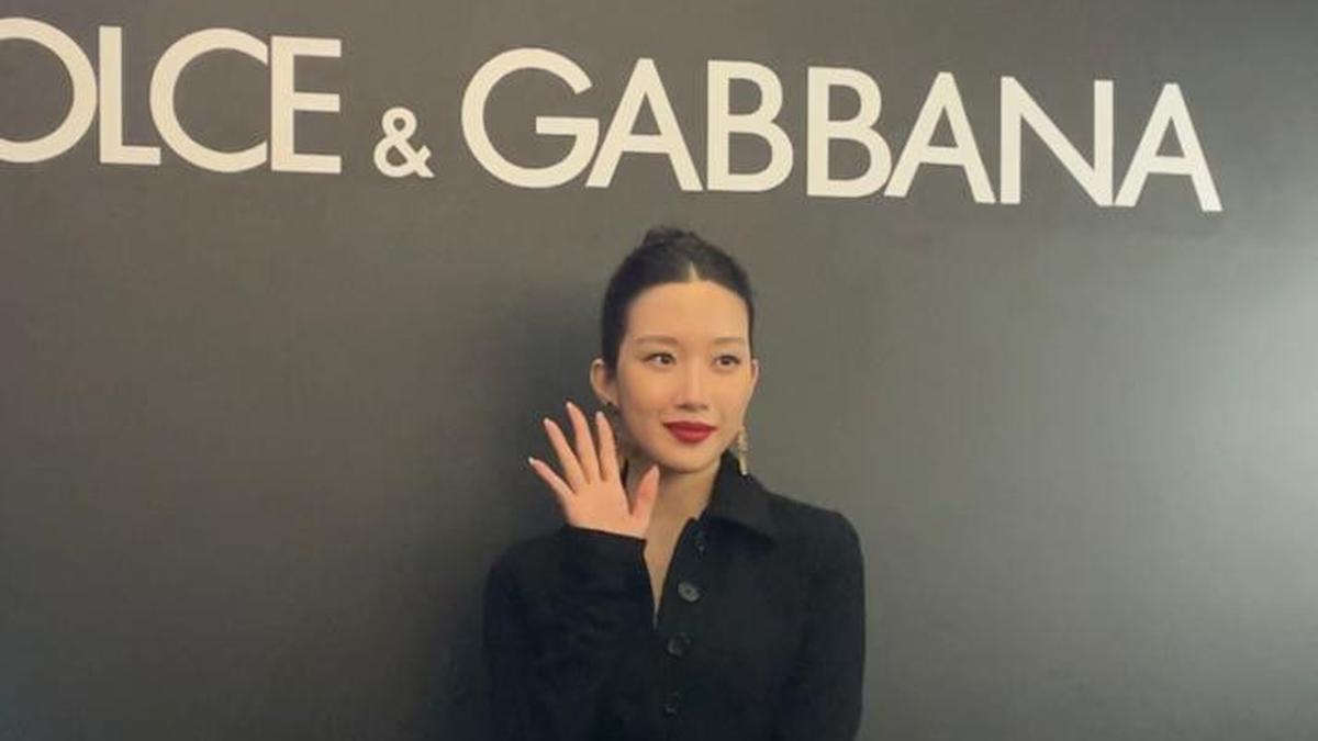 Gaya Bold Elegan Mun Ka Young Hadiri Pembukaan Toko Dolce &amp; Gabbana Beauty di Jakarta, Tampil Serba Hitam dengan Lipstik Merah Merona