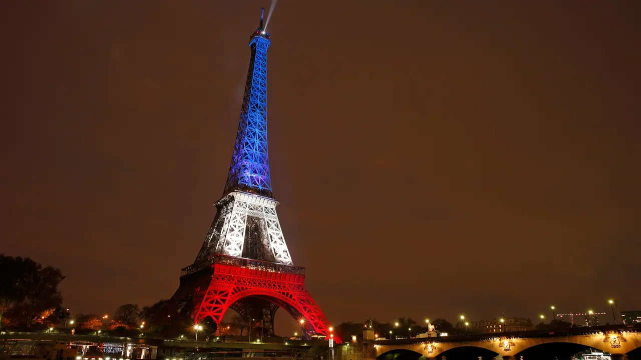 20151116-Pasca Ditutup, Menara Eiffel Disinari Warna Bendera Prancis
