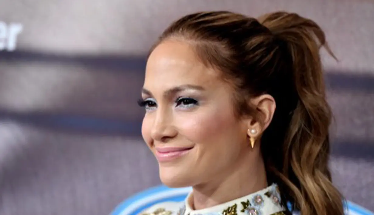 Penyanyi Jennifer Lopez juga menata rambutnya dengan simple namun tetap elegan, serasi dengan make-up yang menghiasi wajahnya saat menghadiri acara American Idol XIV Finalist Party di Los Angeles, California (11/3/2015). (Kevin Winter/Getty Images/AFP)