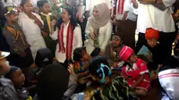 Menteri Puan bermain bersama anak saat Hari Anak Nasional di Lombok.