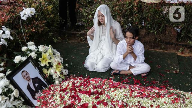 Duka Bunga Citra Lestari di Pusara Ashraf Sinclair