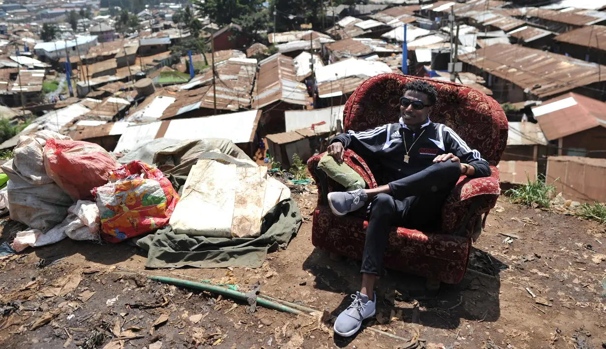 Artis hip hop Kenya Henry Ohanga alias Octopizzo berpose di sofa di Nairobi, Kenya (16/1). Octopizzo berasal dari wilayah kumuh terbesar di Kibera, Kenya. (AFP Photo/Tony Karumba)