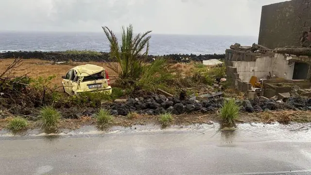 Badan mobil yang disapu tornado  tergeletak di jalan di pulau selatan Italia Pantelleria, Sisilia, Jumat, 10 September 2021 (AP Photo)