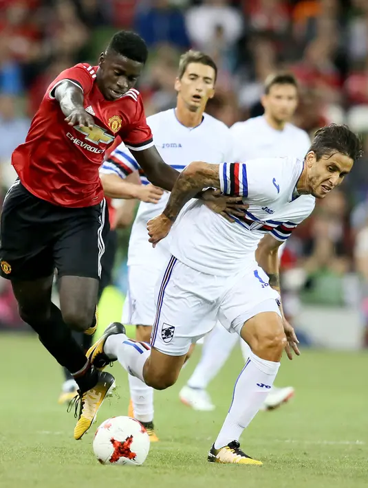 Bek Manchester United, Axel Tuanzebe berebut bola dengan pemain Sampdoria Ricardo Alvarez saat pertandingan persahabatan pra musim di stadion Aviva di Dublin (2/8). MU menang atas Sampdoria dengan skor 2-1. (AFP Photo/Paul Imith)