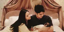 Alih-alih menggelar pesta besar, pasangan ini memilih perayaan yang terasa personal. Dekorasi kamar dipenuhi sentuhan warna blush pink dan krem yang lembut.  [@alyssadaguise].
