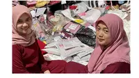 Kakak beradik Hermawati Ika Selfiana dan Nita Apriyana yang berbisnis pakaian anak.