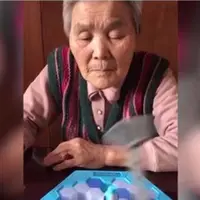 Meski sudah tua, nenek ini begitu bergairah diajak bermain Don't Break the Ice. (Via: boredpanda.com)