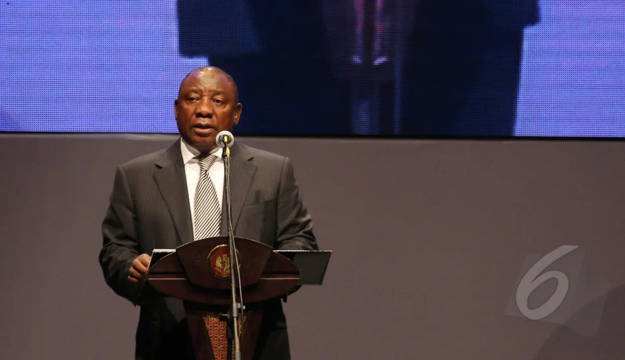 Deputi Presiden Afrika Selatan Cyril Ramaphosa memberi sambutan dalam pembukaan Asian-African-Business Summit yang merupakan rangkaian peringatan Konferensi Asia Afrika di Jakarta Convention Centre, Selasa (21/4/2015). (Liputan6.com/Herman Zakharia)