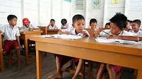 Sejumlah siswa sekolah dasar belajar di ruang kelas SDN 068009, tanpa memakai sepatu, di Desa Nelayan, Belawan, Sumut.(Antara)